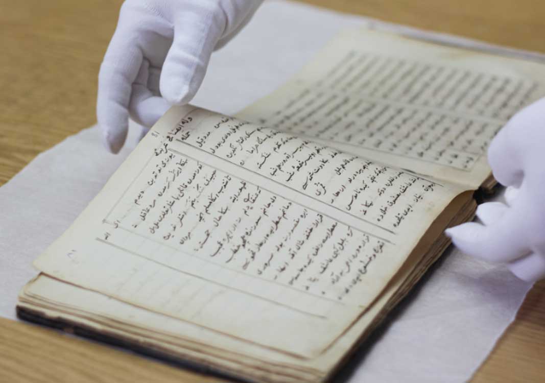 Kazan Magtymgulynyň goşgularynyň golýazmasynyň nusgasyny Türkmenistana berdi