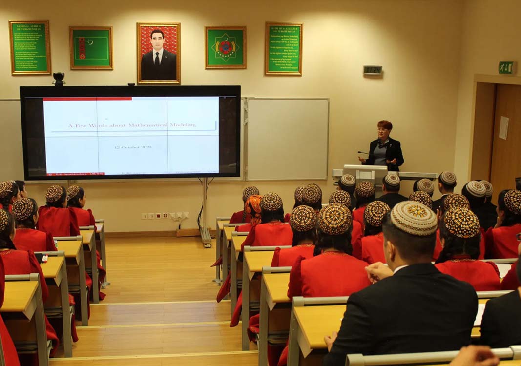 Halkara ynsanperwer ylymlary we ösüş uniwersitetinde daşary ýurtly alymlar umumy sapak geçdiler