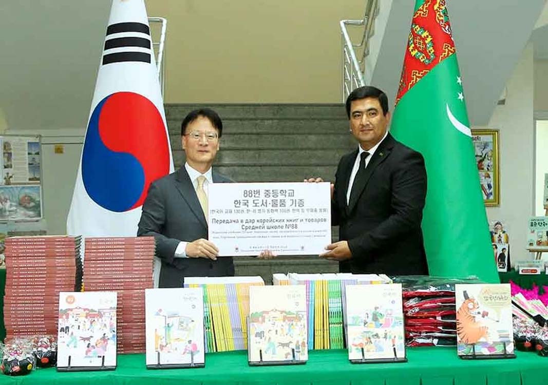 Aşgabatdaky orta mekdebe koreý dilinde çap edilen kitaplar we ýurduň milli lybaslary gowşuryldy