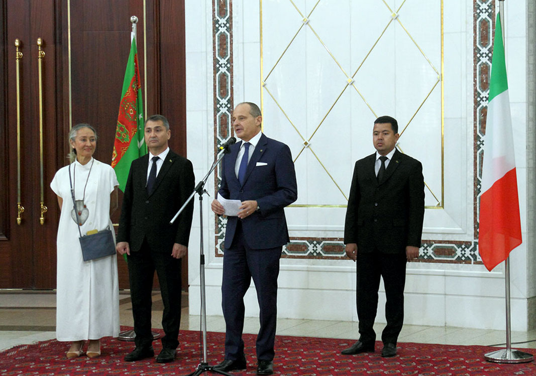 Yzzat Gylyjowyň eserlerinde Italiýanyň nurly Güneşi