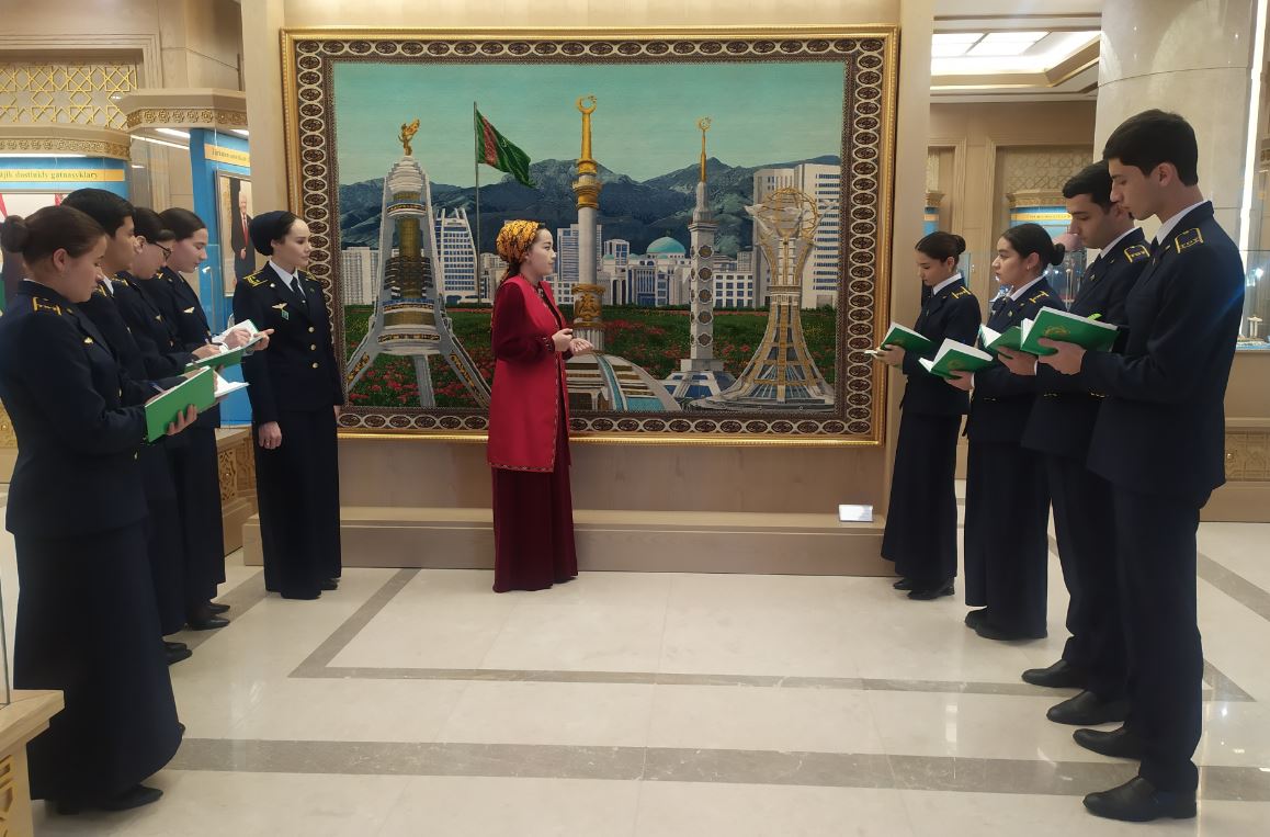 Bitaraplyk binasyndaky muzeýlere gezelenç